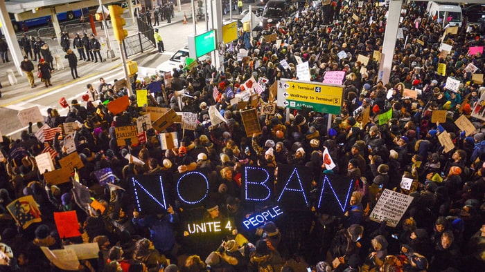 Protestoyu unutun. Trump’un yaptıkları bir ulusal genel grevi gerektiriyor-Francine Prose