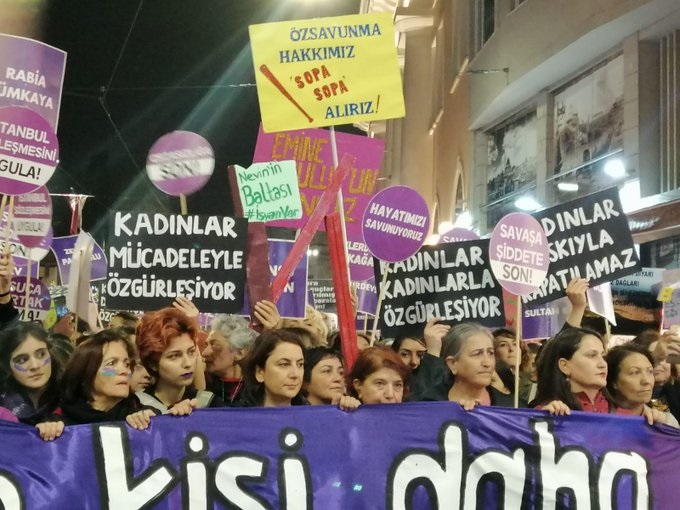 Kadınlar yasağa ve polis saldırısına rağmen 25 Kasım’da Taksim’deydi