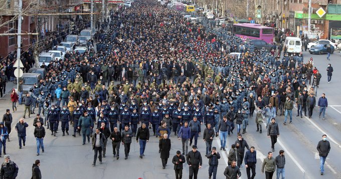 Ermenistan’da iktidar savaşları: Ordu hükümetin istifasını istedi, Başbakan Genelkurmay Başkanı’nı görevden aldı, taraflar sokağa çıktı